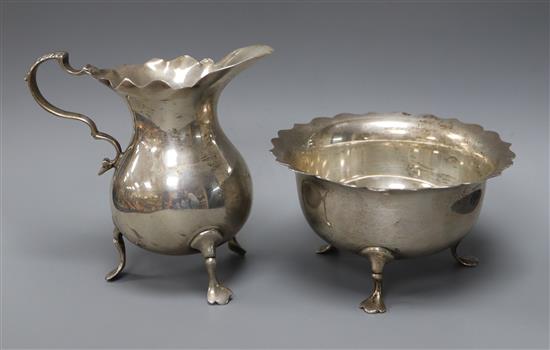 A Edwardian silver cream jug and sugar bowl by Mappin & Webb, London, 1909, 5.5 oz.